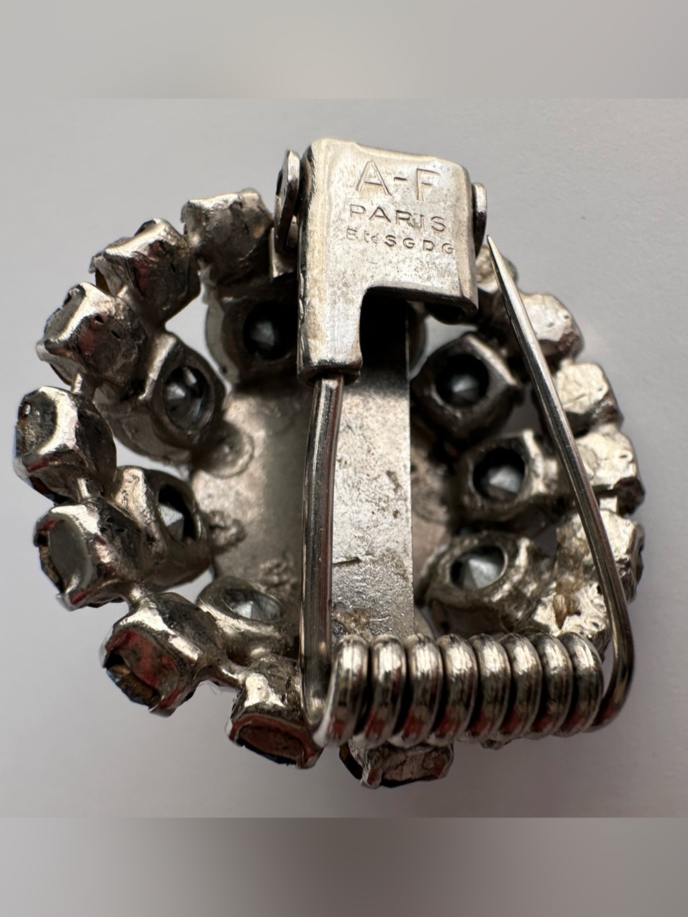 A-F Paris Btè SGDG Vintage from 1930’s Glass and rinestones Brooch/Fur clip - Picture 10 of 14